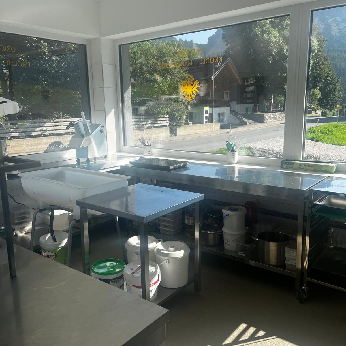 Im Inneren der Knödelmanufaktur, Herstellung Tiroler Knödel, Große Fenster