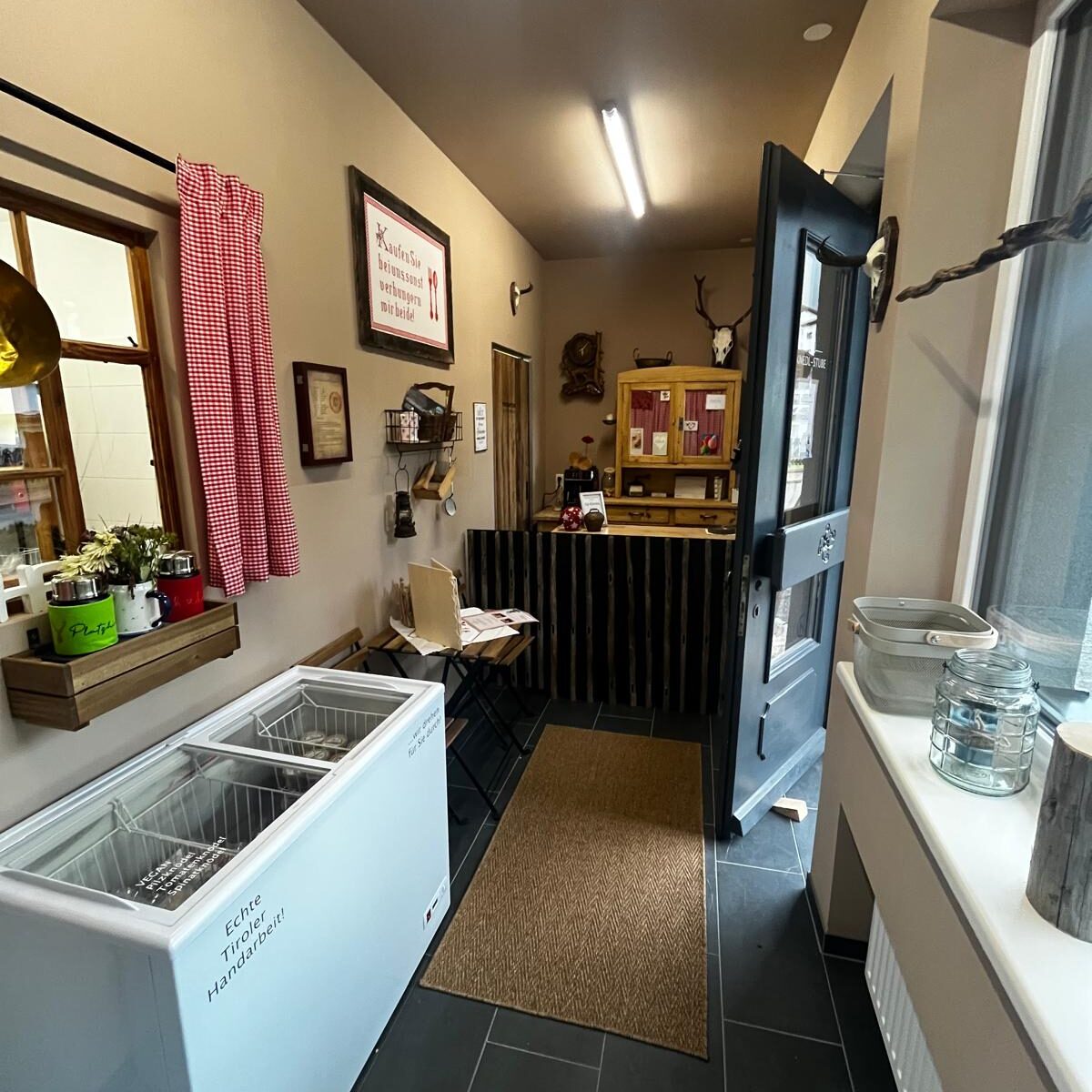 Im Inneren der Knedlerei. Theke, Gefriertruhe mit Tiroler Knödel