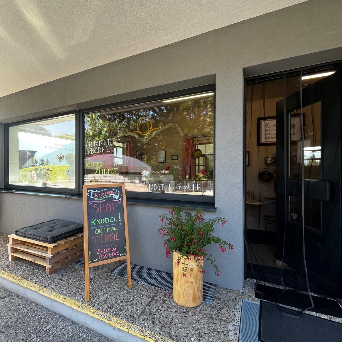 Eingang zur Knedlerei - Knödelmanufaktur in Berwang