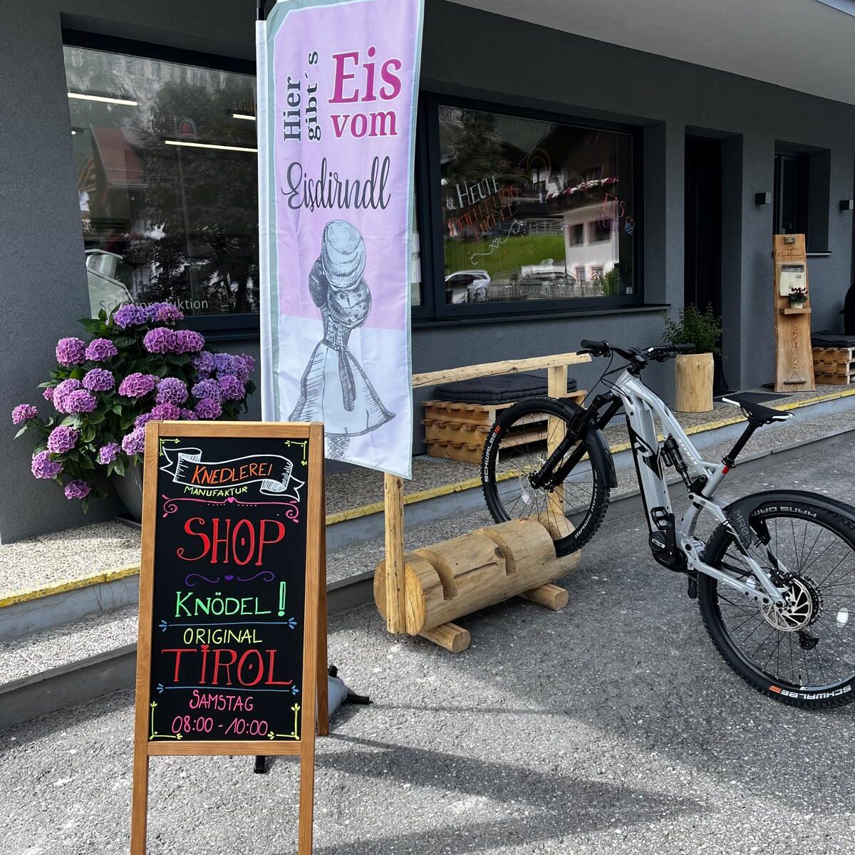 Verkaufsladen. Eingang zur Knedlerei. Schaufenster.