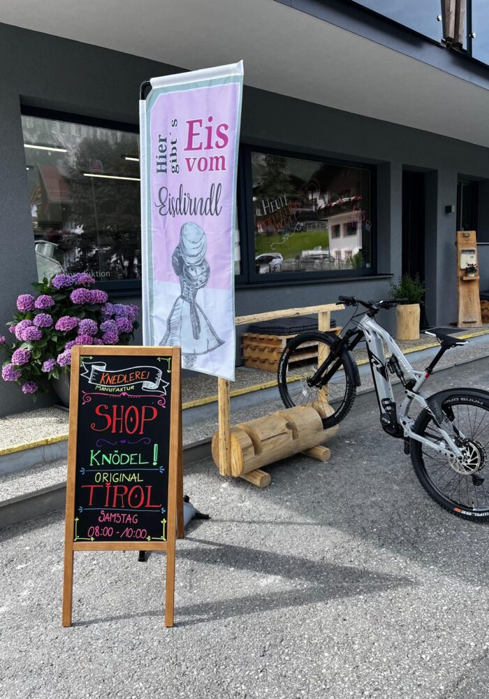 Verkaufsladen. Eingang zur Knedlerei. Schaufenster.